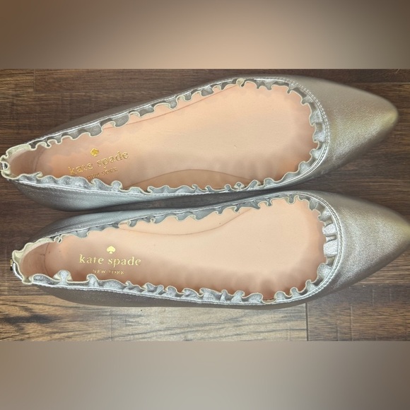 Kate Spade Silver Pointed Toe Ballet Flats with ruffle detail size 9 EUC - Picture 7 of 11